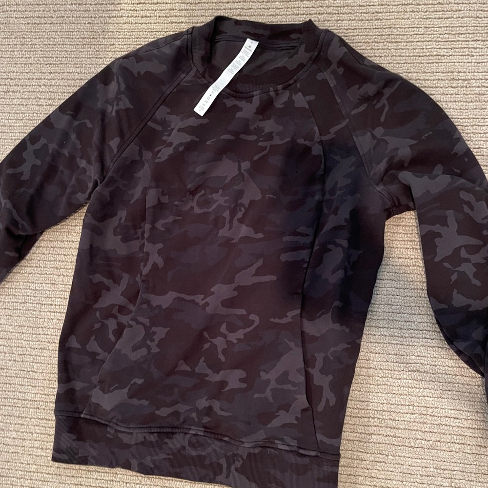 Lululemon black camo pullover size 6